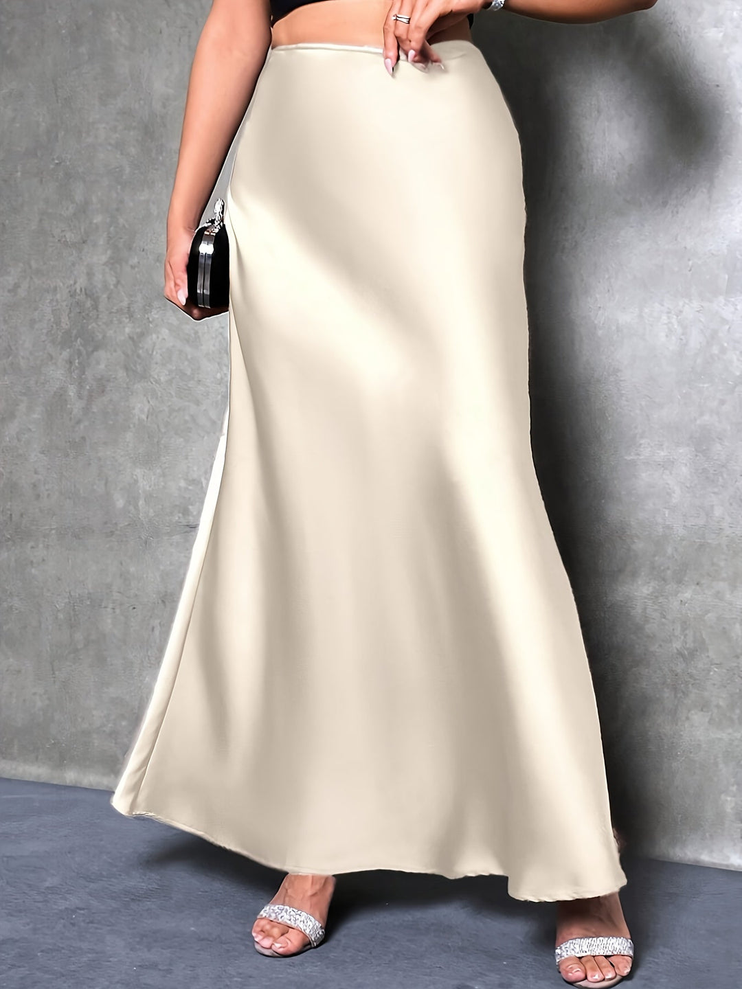 Figurumspielender Damen Satin Maxirock mit hohem Bund, ideal für glamouröse Party-Outfits.