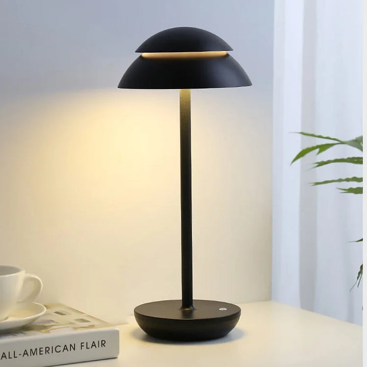 Schlichte, moderne LED Tischleuchte als Deko-Highlight. Ideal als Leseleuchte oder Ambiente Licht im Büro.