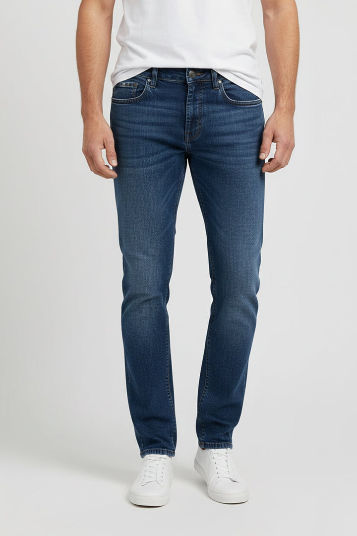 Herren Five-Pocket-Jeans, gerades Bein, in Blau, bequem und zeitlos elegant.