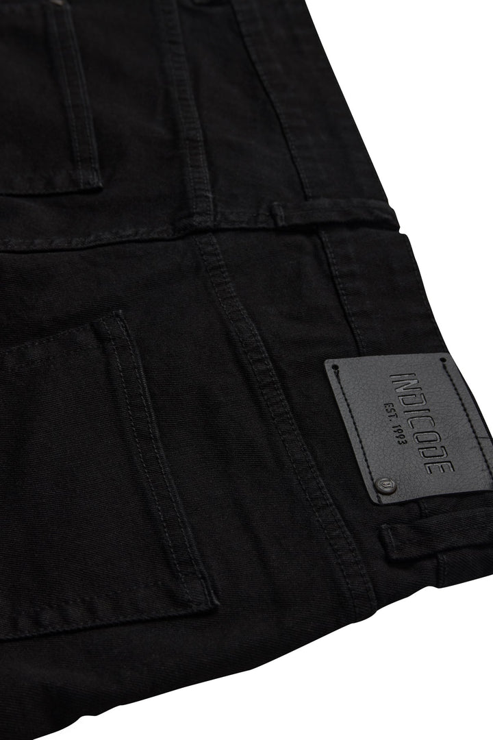 Moderne schwarze Herrenjeans mit geradem Bein, stilvoll und leicht kombinierbar.