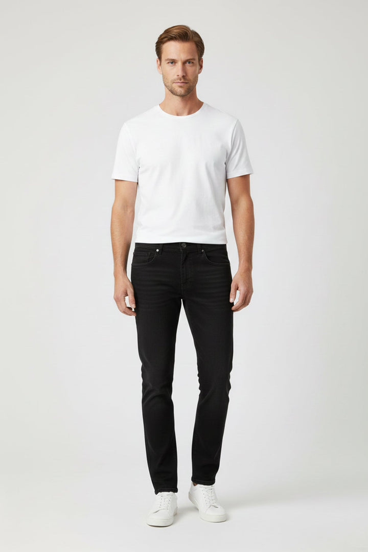 Casual Herrenjeans mit geradem Bein in Dunkelblau, perfekt für den täglichen Komfort.