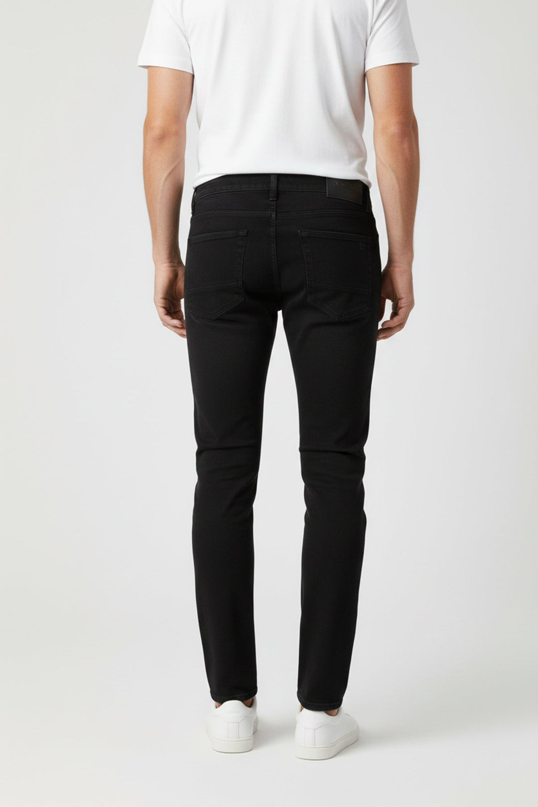 Bequeme schwarze Herren Denim Jeans, gerades Bein, ideal für legere Anlässe und Alltag.