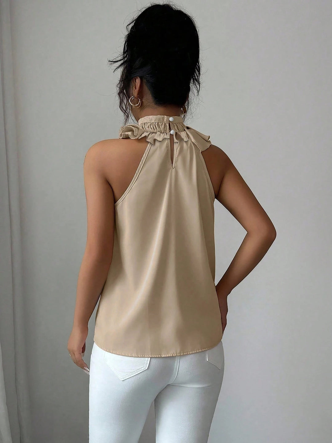Damen Oberteil: Ärmellose Rüschenbluse mit elegantem Stehkragen, perfekt für Frühling & Sommer.