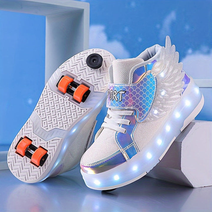 Fröhliches Kind trägt weiße LED Rollschuh-Sneaker mit Flügeln beim Spielen im Freien, leuchtende Sohlen.