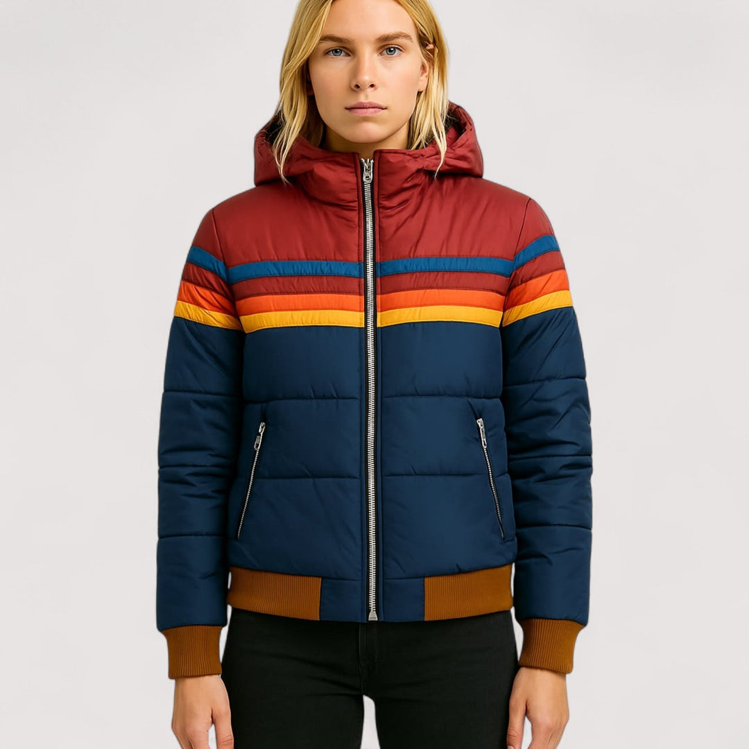 Modische Damen Übergangsjacke im Regular Fit. Leichte, wasserdichte Regenjacke mit Kapuze für Freizeit.