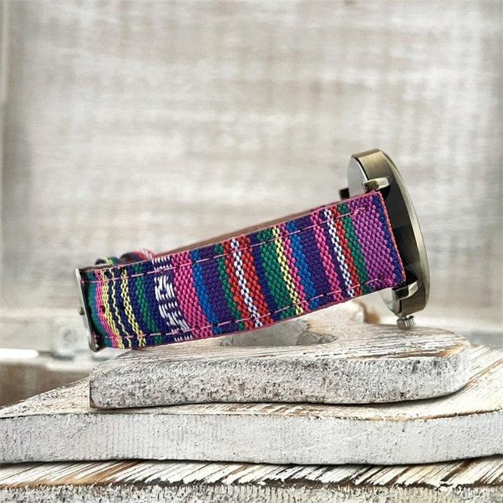 Einzigartige Damenuhr mit Regenbogen-Zifferblatt und auffälligem geflochtenem PU-Leder-Armband.
