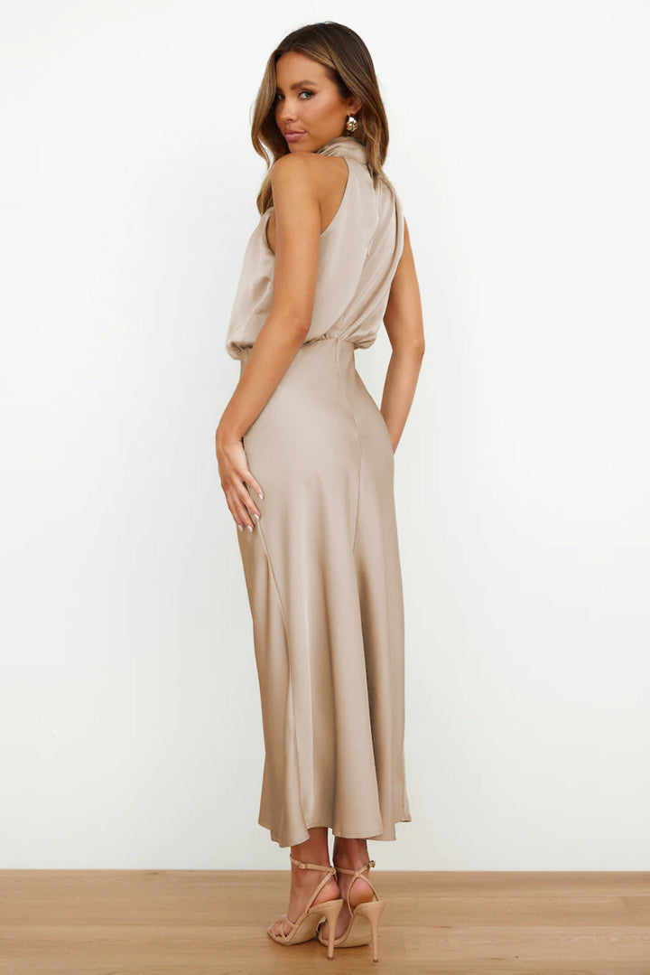 Langes Damen Halterneck Maxikleid, perfekt als Ballkleid oder elegantes Partykleid für besondere Events.
