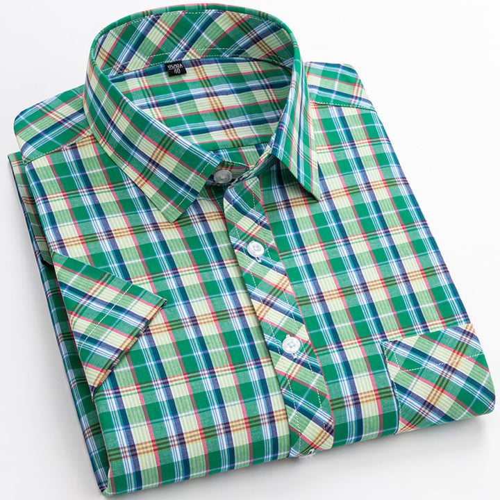 Modernes Herrenhemd, kurzärmlig, mit elegantem Karomuster. Ein Muss für Herrenmode.