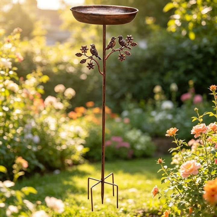 Stabile Vogeltränke aus Metall mit Erdspieß, wetterfest & langlebig in moderner Kupfer-Optik für den Garten.