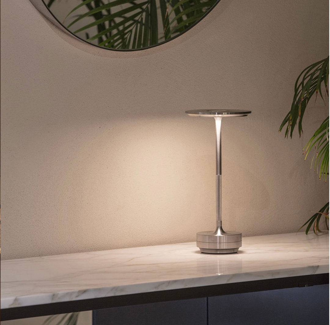 USB-C LED-Tischlampe, dimmbar, kabellos, wetterfest. Moderne Luxuslampe aus Aluminium für den ganzen Tag.
