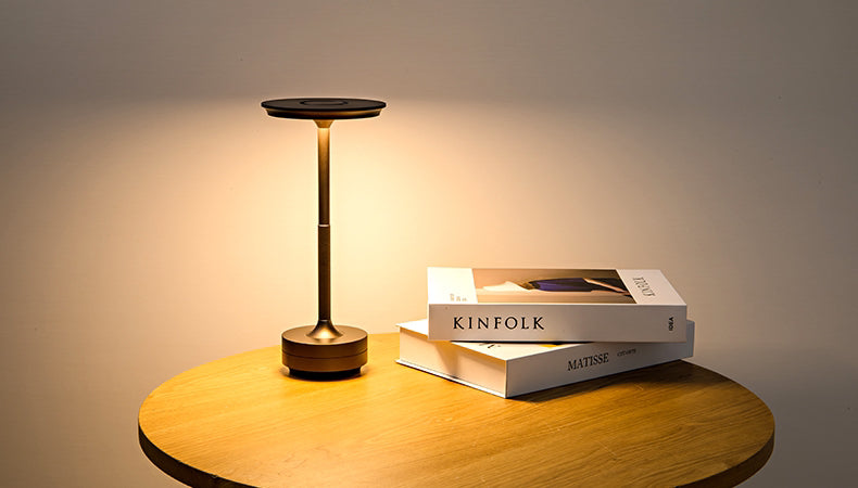 Wetterfeste (IP44) & dimmbare LED-Tischlampe, kabellos, mit USB-C-Anschluss. Ideal für Garten & Wohnzimmer.