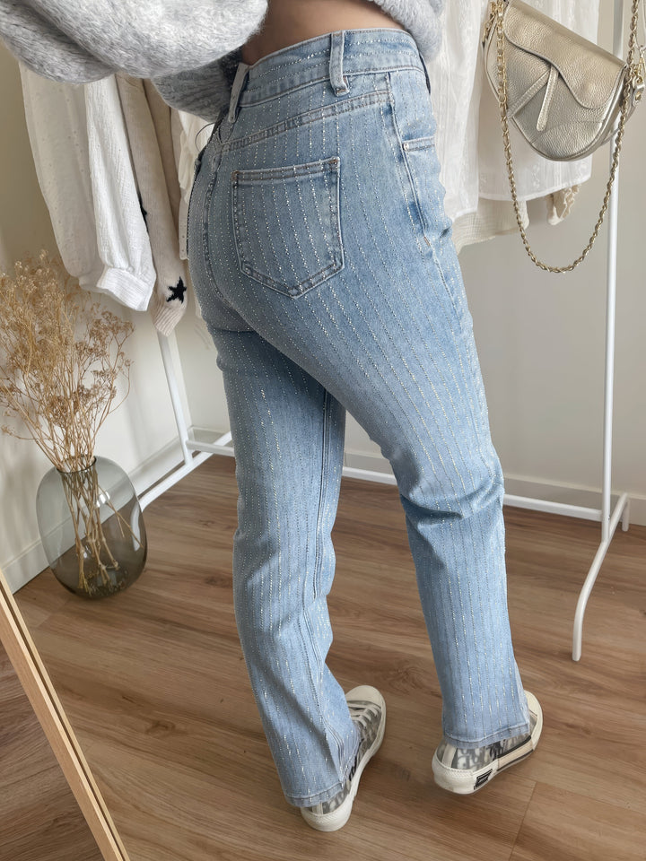 Model trägt figurbetonte, glänzende Damen Jeans von StarStruck, Vorderansicht.