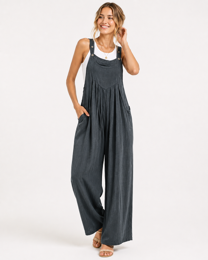 Frau trägt eleganten Damen Jumpsuit mit weitem Bein. Bequemer, einfarbiger Overall für Sommer-Freizeitoutfits.