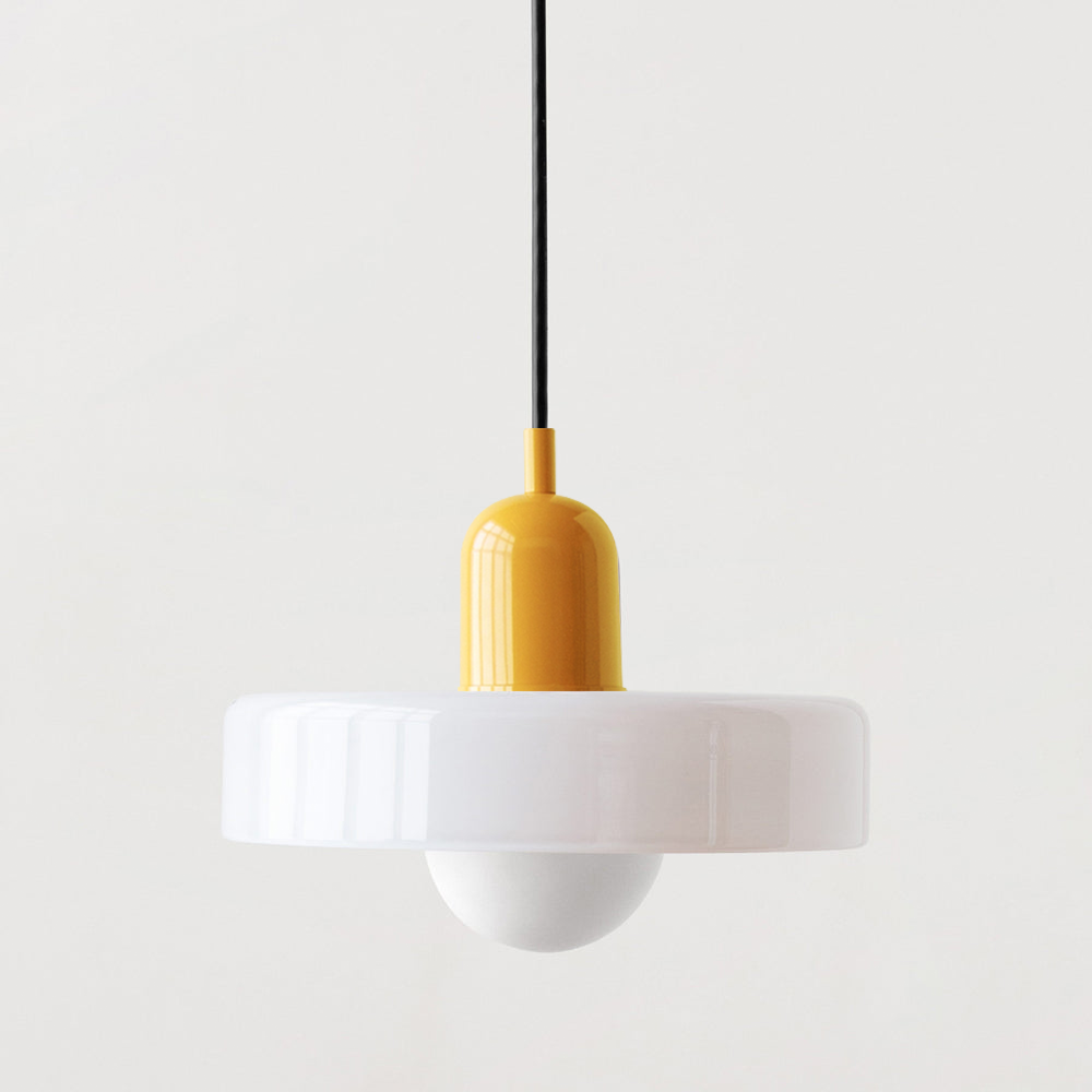 Buntglas Pendelleuchte, farbenfroh, modern. Glaslampe als zentrales Dekorelement.