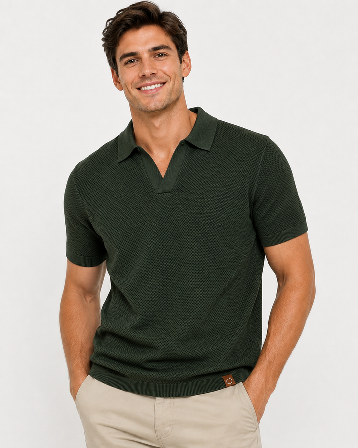 Elegantes Herren Strickpolo in Kurzarm-Ausführung, vielseitig kombinierbar für Sommerlooks.
