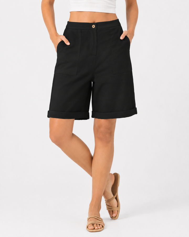 Seitenansicht der bequemen weiten Damen Shorts. Hoher Bund, lässiger Schnitt, perfekt für Sommer & entspannte Looks.