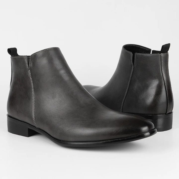 Frontale Ansicht der Lars Retro Herrenstiefel. Klassische Eleganz, perfekte Freizeitschuhe und Business-Stiefel.