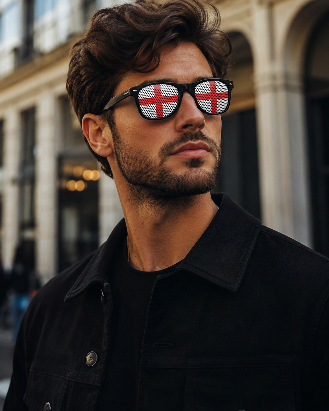 Nahaufnahme der schwarzen Unisex Sonnenbrille mit detailreichem Flaggendesign auf den Bügeln. Hochwertiger Fanartikel.