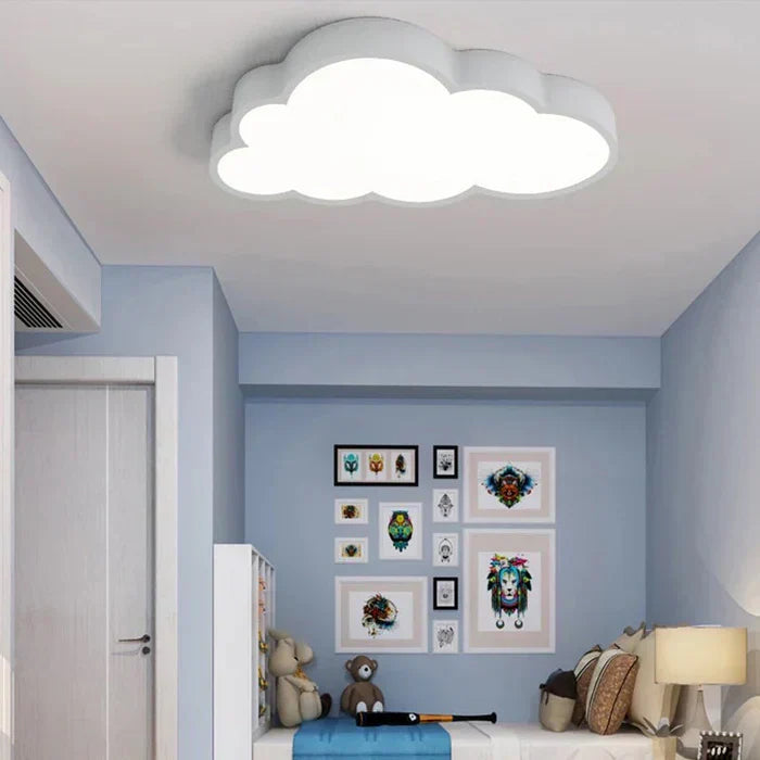 Stilvolle Kinderlampe Wolke mit warmweißer LED-Beleuchtung, perfekt als Deckenleuchte für das Spielzimmer.