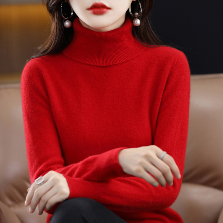Damen Rollkragenpullover Elena kombiniert mit Jeans, unterstreicht den lässigen und doch eleganten Winter-Style.