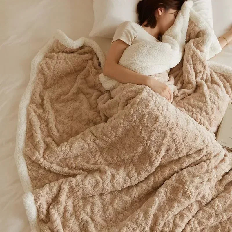 Hochwertige Lammwoll-Decke WarmWool, dick und warm, perfekt für kalte Winternächte.
