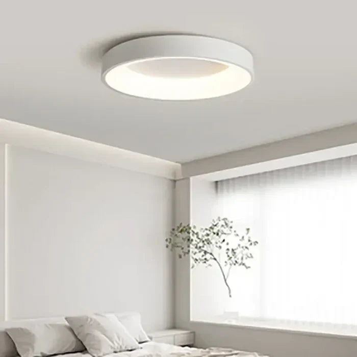 Minimalistische runde LED Deckenleuchte im skandinavischen Stil, ideal für ein modernes Zuhause.