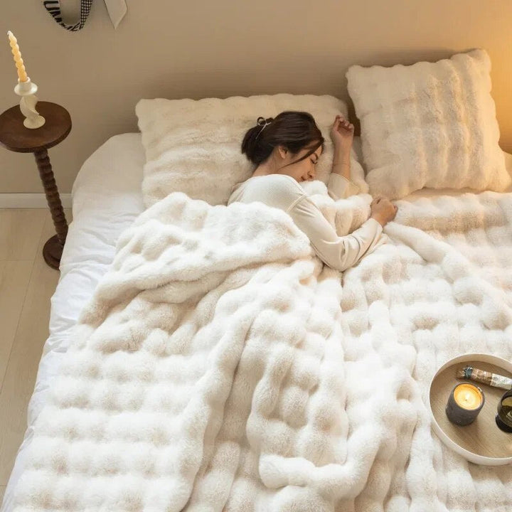 Große, weiche Plüschdecke WarmWol, ideal zum Kuscheln und Entspannen, ganzjährig verwendbar.