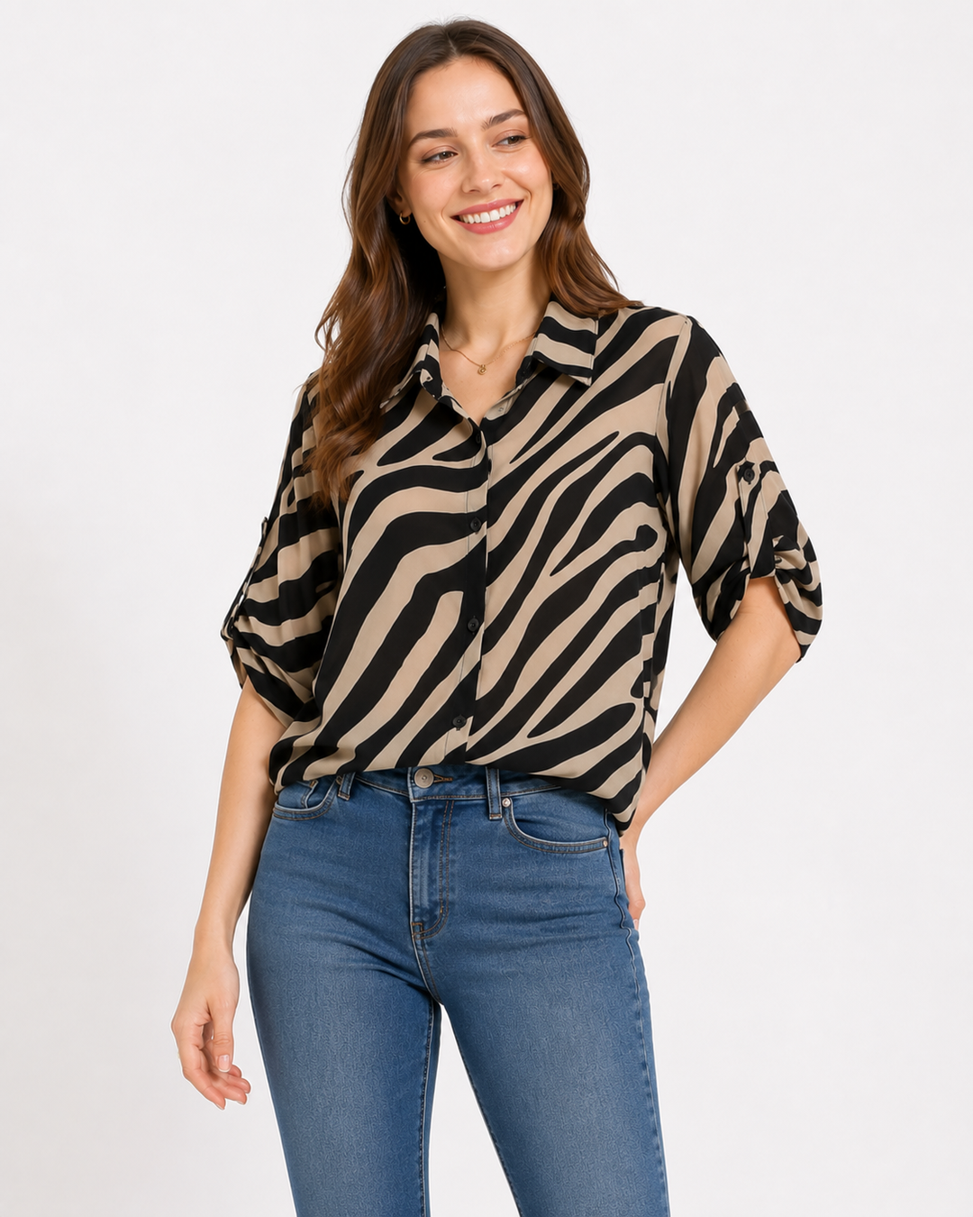 Trendy Damen Slim Fit Bluse mit auffälligem Zebramuster. Kurzarm Oberteil für elegante Freizeitlooks.
