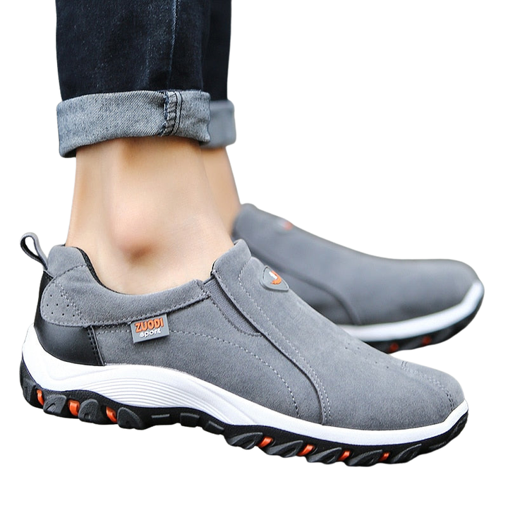 Robuste Herren Wanderschuhe mit Profilsohle für ultimativen Halt auf anspruchsvollen Outdoor-Abenteuern.