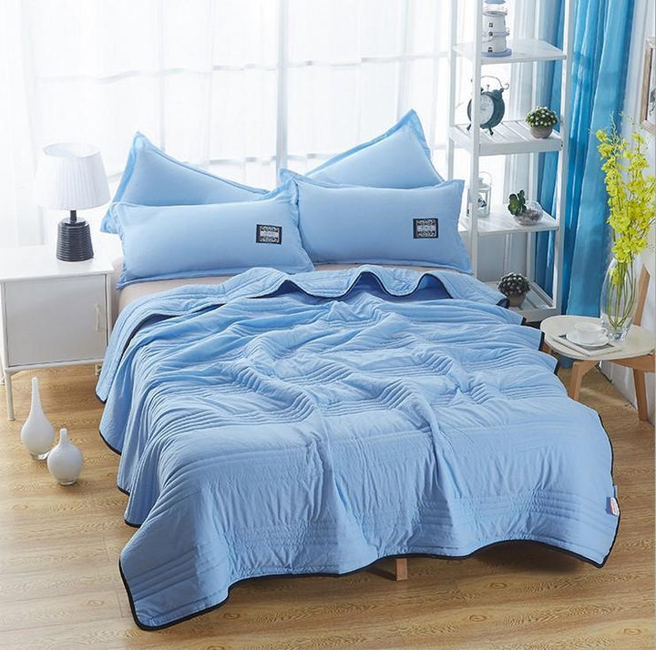 Kühlende Sommerdecke aus atmungsaktiver Bambus-Baumwolle. Ideal für warme Nächte und erholsamen Schlaf.