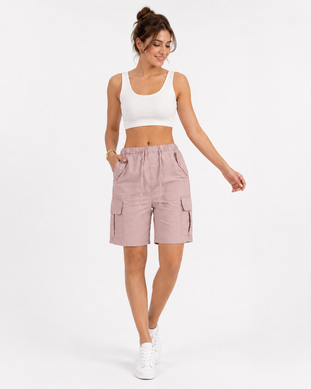 Der bequeme Bund mit Knopfverschluss und Gürtelschlaufen einer lässigen Damen Cargo Sommer Shorts.