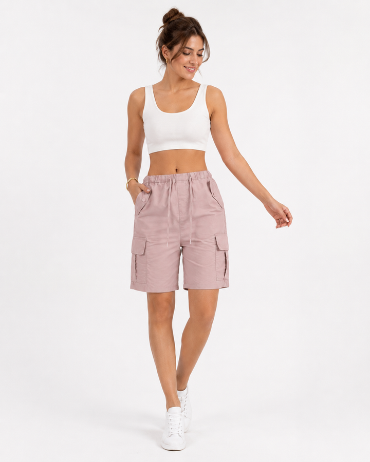 Der bequeme Bund mit Knopfverschluss und Gürtelschlaufen einer lässigen Damen Cargo Sommer Shorts.