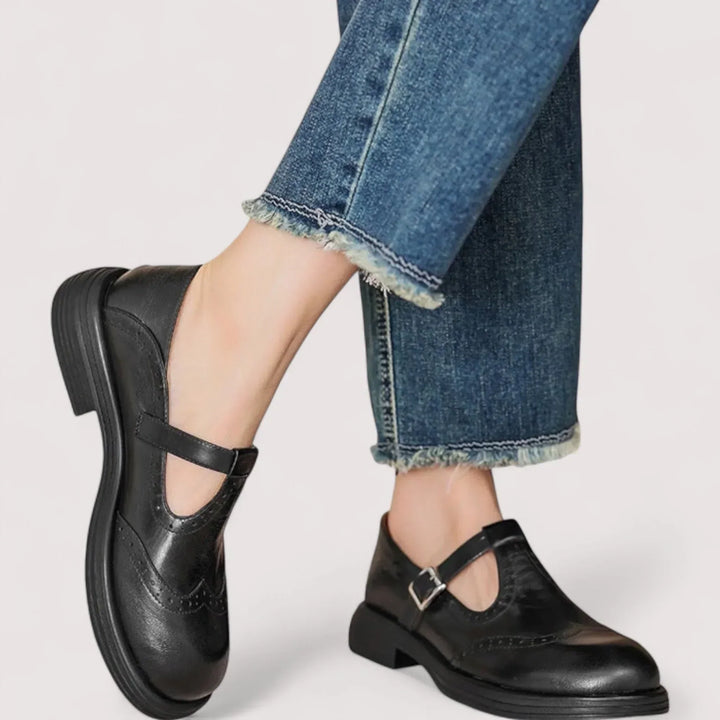 Braune orthopädische Mary Jane Damenschuhe mit praktischem Klettverschluss. Bequeme flache Freizeitschuhe für Damen.