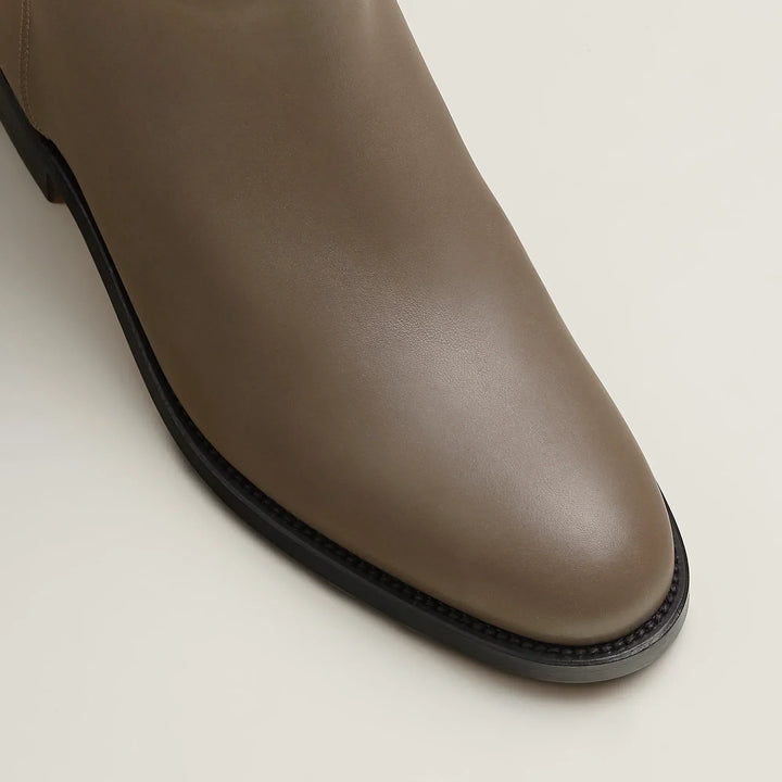 Elegante Damen Stiefel im Reitstil in Schwarz und Hellbraun. Vielseitig & bequem.
