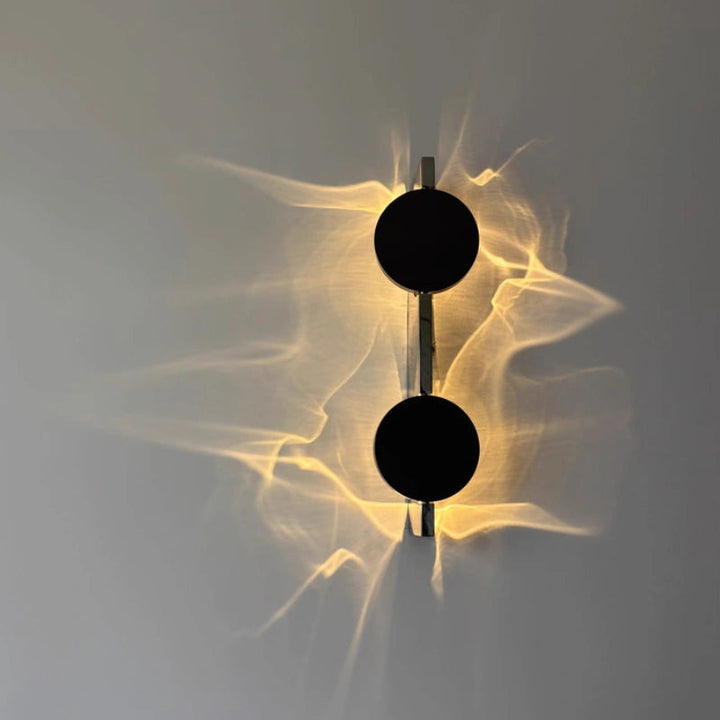 Design-Wandleuchte für zeitgenössische Innenräume, erzeugt mit LED ein spektakuläres Licht-Schatten-Erlebnis.