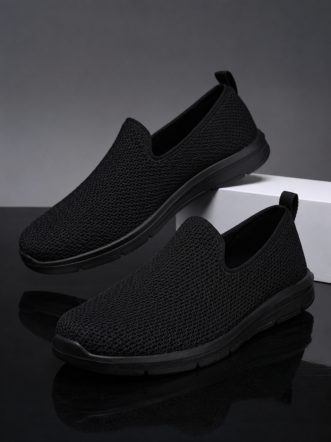 Moderner Unisex Slipper. Leichte & atmungsaktive Komfortschuhe mit ergonomischem Design für optimalen Tragekomfort.
