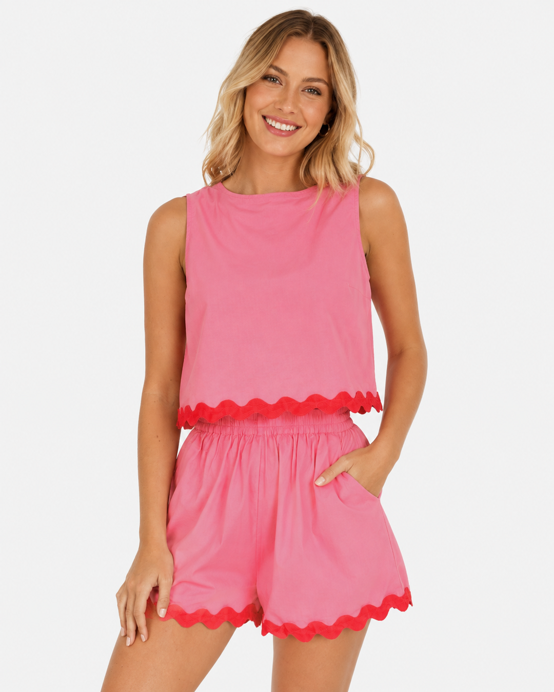 Trendiges Damen Freizeit Set mit Shorts und ärmellosem Top, ein vielseitiger Zweiteiler für warme Frühlingstage.