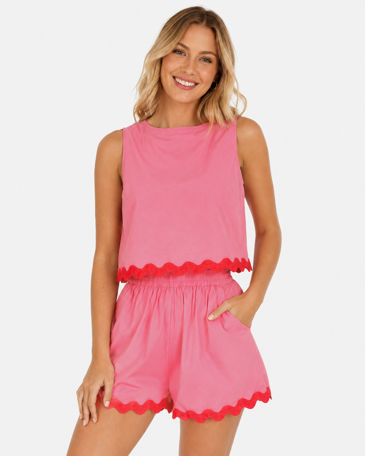 Trendiges Damen Freizeit Set mit Shorts und ärmellosem Top, ein vielseitiger Zweiteiler für warme Frühlingstage.