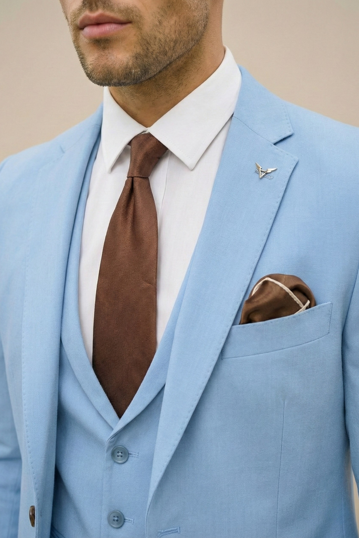 Weinroter Herren Dreiteiler Anzug. Elegantes, modernes Sakko, Weste & Hose für besondere Anlässe.
