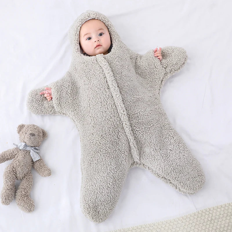 Flauschiger Baby-Pyjama Seestern-Design aus weichem Stoff für angenehmen Schlaf.