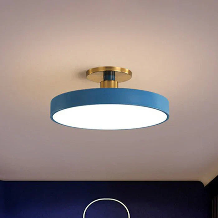 Moderne LED Deckenleuchte im skandinavischen Design, perfekt für stilvolles Wohnzimmer und Schlafzimmerambiente.