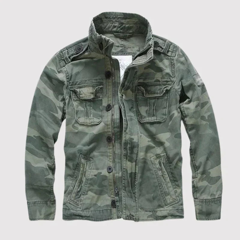 Stilvolle Herrenjacke in Tarnfarbe, Retro Look, robuste Ganzjahresjacke für moderne Herrenmode.