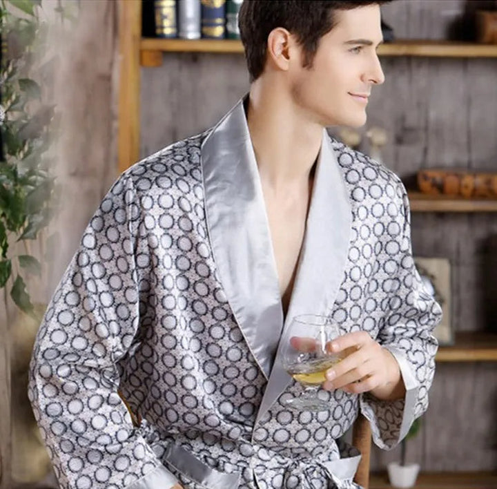 Stilvoller Luxus Bademantel für Herren. Ideale Geschenkidee, die Komfort & Eleganz vereint.