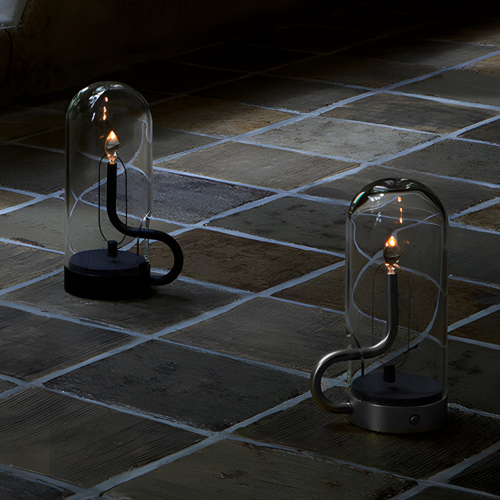 Elegante goldene LED Akku Tischleuchte, kabellos, als moderne Dekolampe für ein warmes Ambiente Licht.