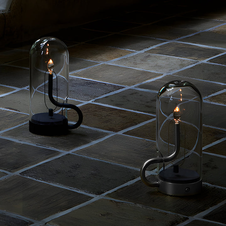 Elegante goldene LED Akku Tischleuchte, kabellos, als moderne Dekolampe für ein warmes Ambiente Licht.