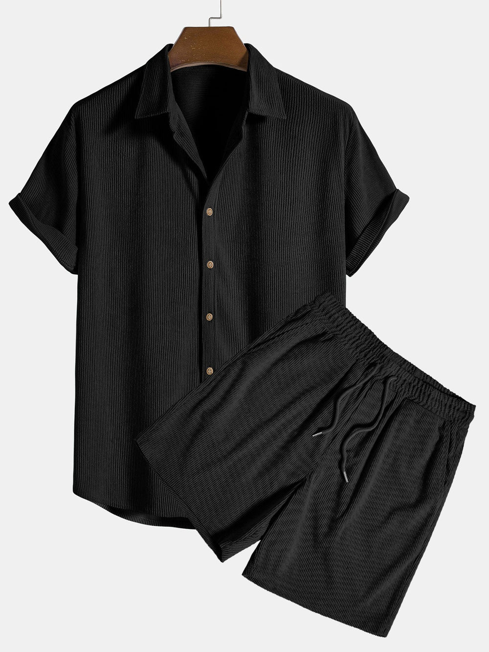 Stilvolles Herren Freizeit Outfit: Gestreiftes T-Shirt & bequeme Kurze Hose für den Sommer.