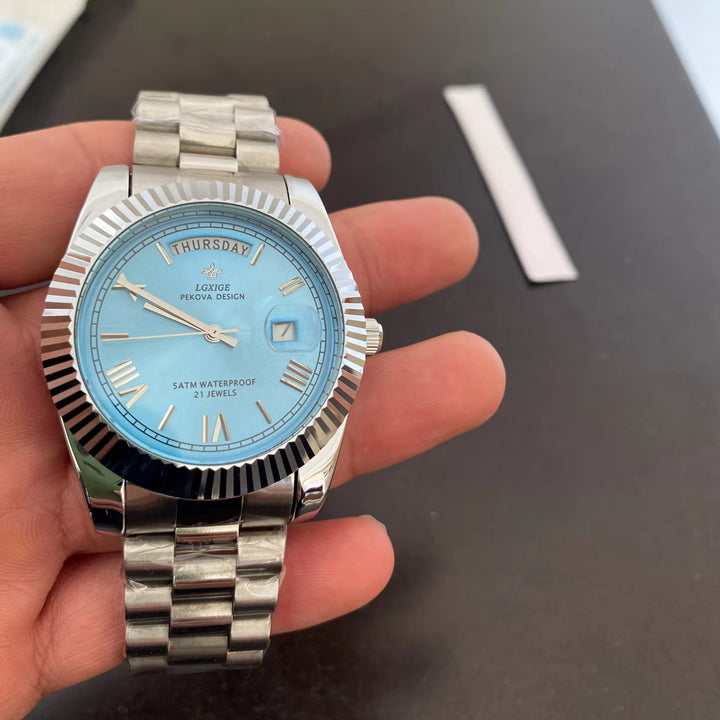Herren Armbanduhr am Handgelenk in Business-Umgebung, perfekt als elegantes Accessoire für den modernen Mann.