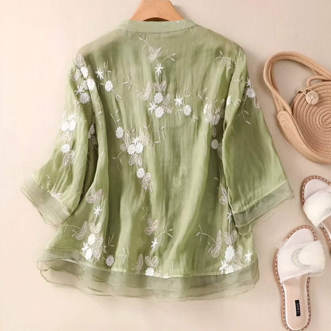Leichtes Damen Sommer-Top mit zarter Blumenstickerei, bequemer Kurzarm und eleganter Schnitt.