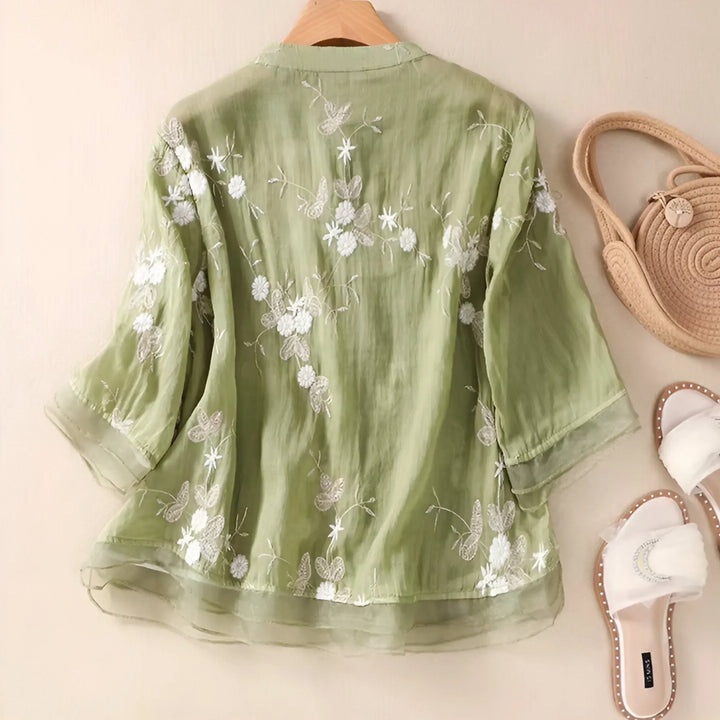 Leichtes Damen Sommer-Top mit zarter Blumenstickerei, bequemer Kurzarm und eleganter Schnitt.
