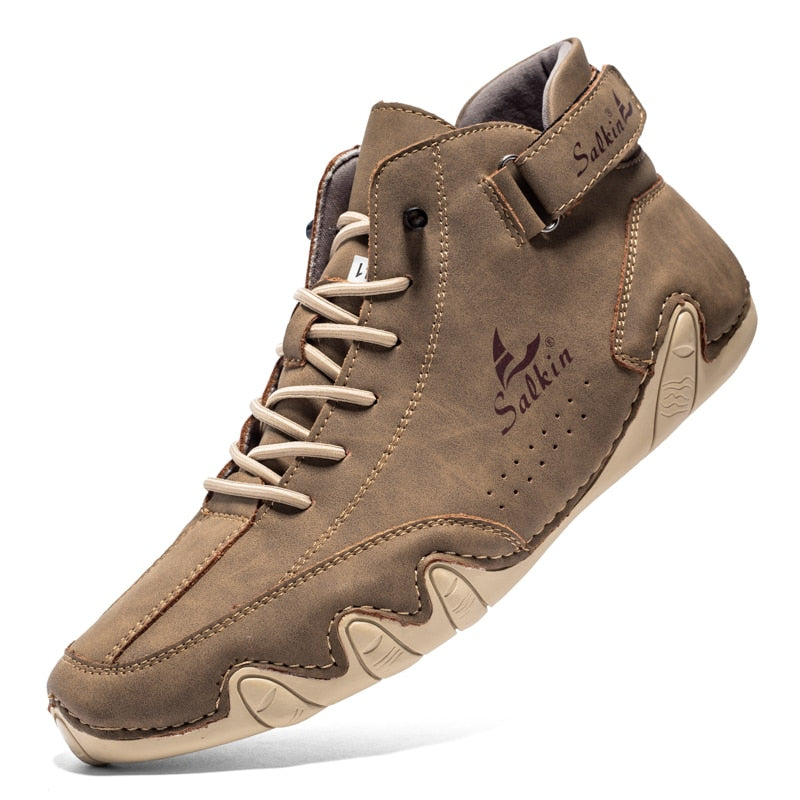 Mann trägt bequeme orthopädische Herrenschuhe Ethan aus Leder, ideal bei Fußschmerzen für gesunde Füße.